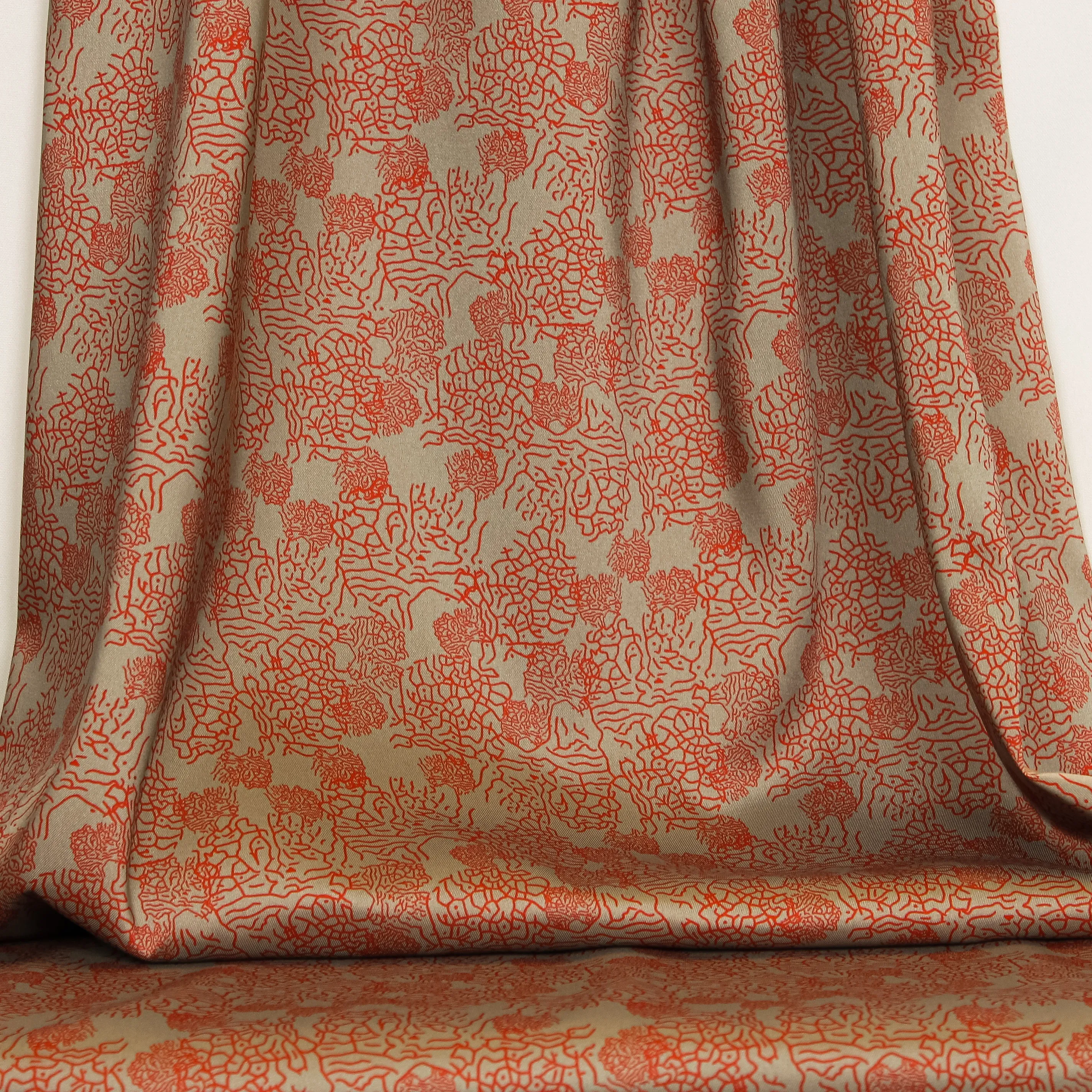 Polyester beige met rode bloemen